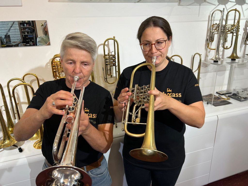 Nicole Matsch und Nora Wurzinger mit ihren Trompeten von Haagston Brassego
